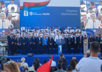 “Rama dhe Lubia pasi ju grabisin bëjnë fushatë ‘alla Zegjine’”/ Berisha: Të lësh të sëmurët pa ilaçe për të larë makinën me 10 mijë euro në muaj siç bën Belinda Balluku është krim…