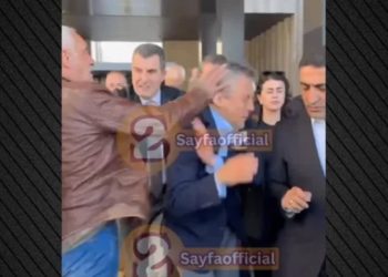 VIDEO/ “Unë jam nipi i osmanëve” – Goditet në kokë kryetari i Partisë Republikane Popullore në Turqi pas një ceremonie përkujtimore