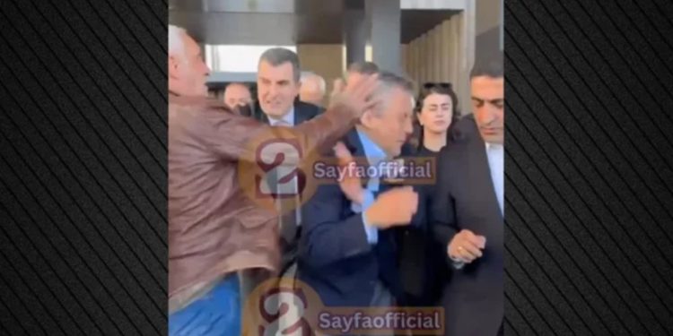 VIDEO/ “Unë jam nipi i osmanëve” – Goditet në kokë kryetari i Partisë Republikane Popullore në Turqi pas një ceremonie përkujtimore