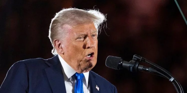 Deportimet masive të emigrantëve ilegalë/ Trump: Disa vrasës e trafikantë droge, njerëzit më të këqij në Tokë! Unë u zgjodha t’i dëboj që këtej dhe gjykatat po më pengojnë