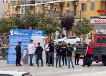 Forcat e policisë shoqërojnë në komisariat kandidatin demokrat në Fier