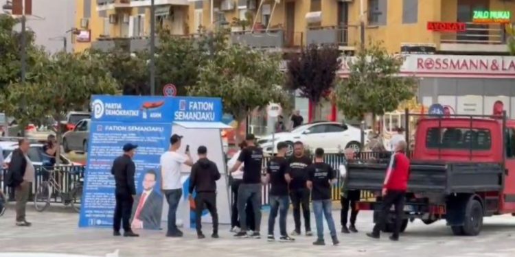 Forcat e policisë shoqërojnë në komisariat kandidatin demokrat në Fier