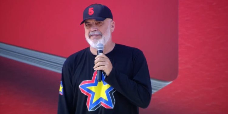 “Mos e hidhni votën prej forcës së zakonit në kënetë!” Rama në Pogradec: Zgjidhni mes Shqipërisë në BE dhe një politikani të lashtë