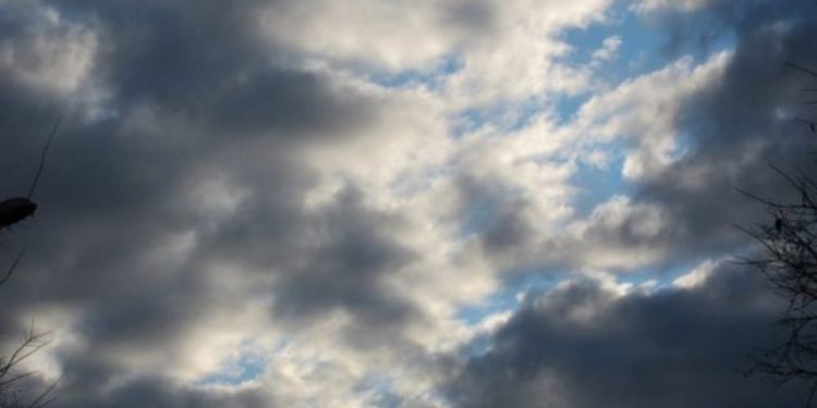 Reshje shiu dhe temperatura të larta, zbuloni si pritet të jetë moti sot