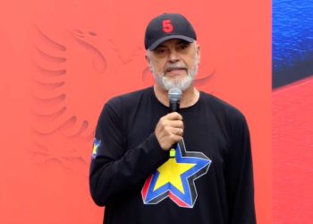 “Demokratët të mos votojnë se hyjnë në gjynah me mbajt plakun e huaj rrugëve!” Rama nga Kavaja: Në zgjedhje nuk shkojmë për krushqi