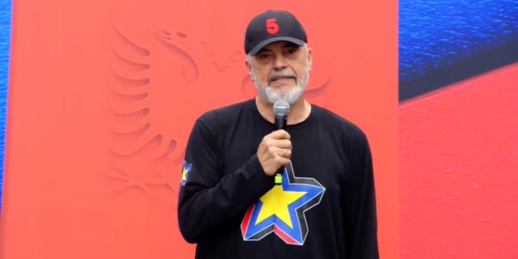 “Demokratët të mos votojnë se hyjnë në gjynah me mbajt plakun e huaj rrugëve!” Rama nga Kavaja: Në zgjedhje nuk shkojmë për krushqi