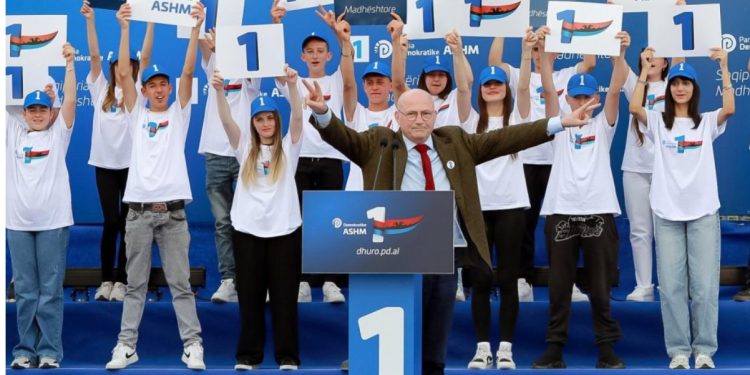 Këshilltari i LaCivita në Berat: Berisha nuk do të ndalojë së luftuari! Amerika është shumë e interesuar me atë që po ndodh këtu