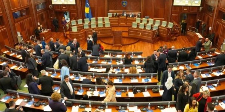 Dështon edhe tentativa e 12-të për konstituimin e Kuvendit në Kosovë, seanca shtyhet për të premten
