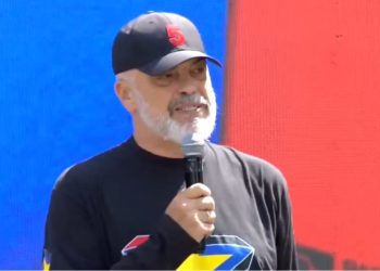 “Rama ik”/ Kryeministrit i ndërpresin fjalimin në Krujë: Vdeksha unë për ty! O hudhër