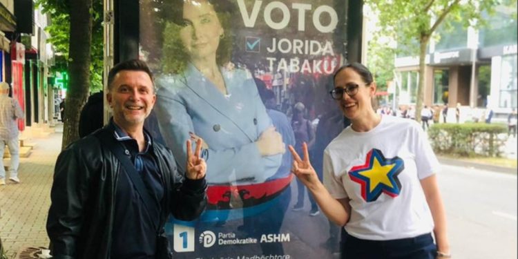 FOTO/ Jorida Tabaku merr mbështetje edhe nga dy kundërshtarët e saj socialistë