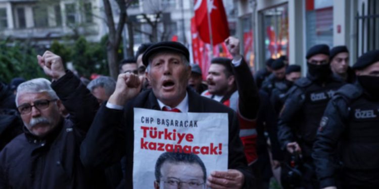 Turqia bllokon llogarinë në X të kryetarit të burgosur të Stambollit, Imamoglu