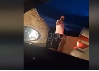 VIDEO/ Kandidati i PS për deputet në Korçë kapet duke blerë vota me lek