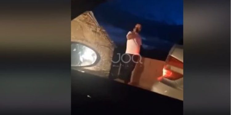 VIDEO/ Kandidati i PS për deputet në Korçë kapet duke blerë vota me lek