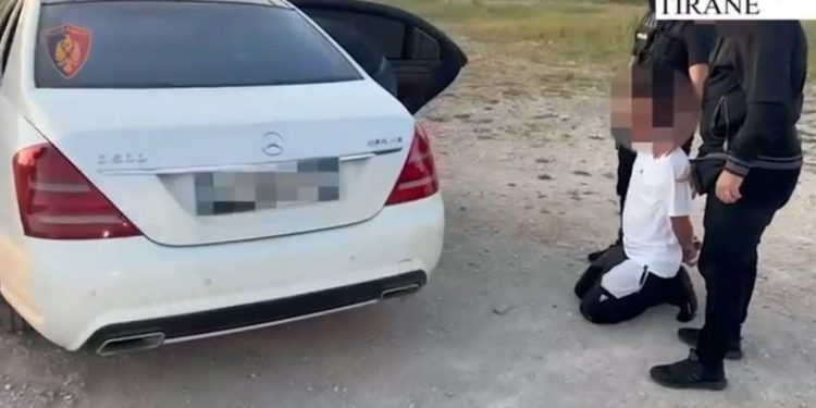 Furnizonin grupe kriminale me armë zjarri, arrestohen dy të rinj! U kapën në Qafë Kashar-Rinas