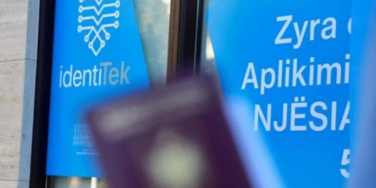 “Fluks i shtuar aplikimesh për shkak të skadimit të kartave të ID”, ministria e Brendshme: Zyrat e IdentiTek të hapura edhe më 10 maj! Ja oraret kur mund të tërhiqni kartat
