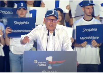 Deputeti gjerman në takimin përmbyllës të PD-së nxjerr dokumentin nga xhepi: Berisha, i vetmi që mund t’ju garantojë pasaportën europiane