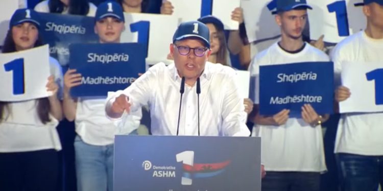 Deputeti gjerman në takimin përmbyllës të PD-së nxjerr dokumentin nga xhepi: Berisha, i vetmi që mund t’ju garantojë pasaportën europiane