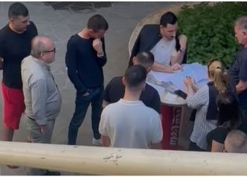 “Paniku i orëve të fundit”, Noka poston videon: Sheshet para pallateve në Fresk janë shndërruar në zyra legalizimi dhe hipotekimi nga patronazhistët