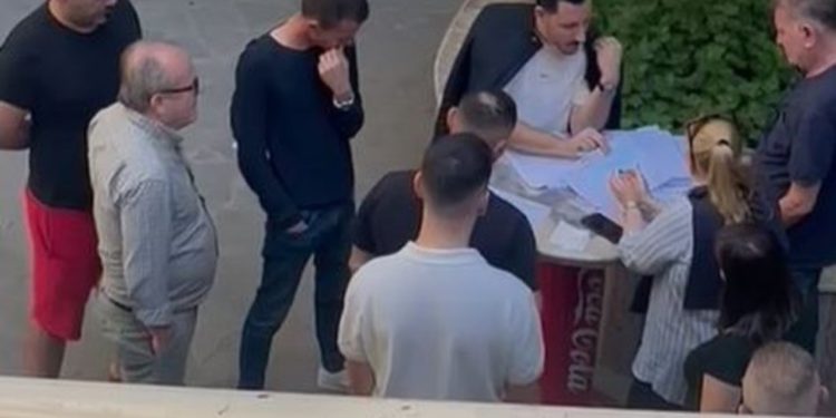 “Paniku i orëve të fundit”, Noka poston videon: Sheshet para pallateve në Fresk janë shndërruar në zyra legalizimi dhe hipotekimi nga patronazhistët