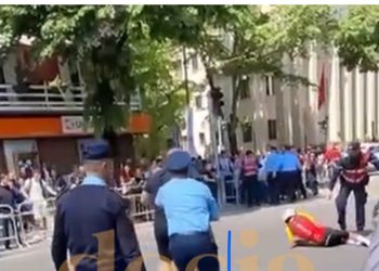 VIDEO/ Incident në etapën e Giro d’Italia në Tiranë, qytetari kalon rrethimin dhe rrëzon çiklistin