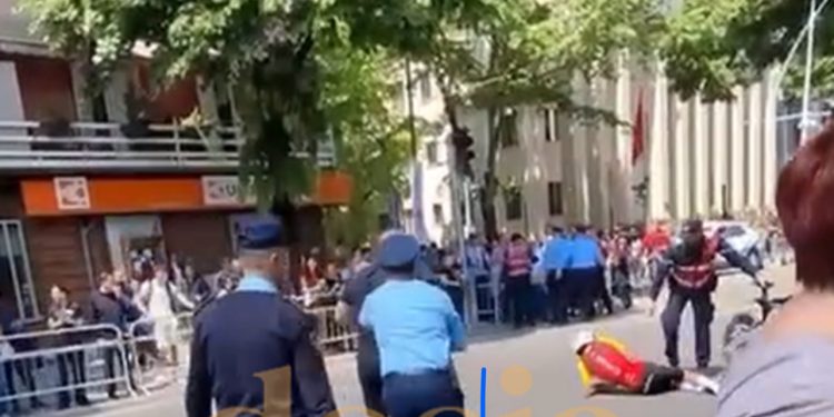 VIDEO/ Incident në etapën e Giro d’Italia në Tiranë, qytetari kalon rrethimin dhe rrëzon çiklistin