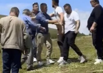 “Rilindja në terren me grupet kriminale!” Mziu publikon pamjet: Po shpërndahen para në këmbim të votës, janë dhunuar qytetarë