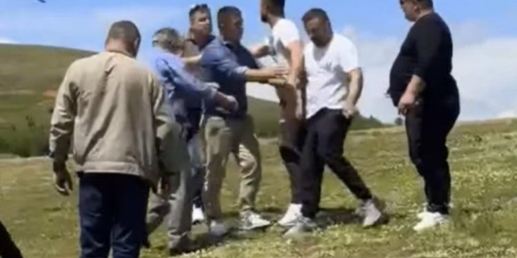 “Rilindja në terren me grupet kriminale!” Mziu publikon pamjet: Po shpërndahen para në këmbim të votës, janë dhunuar qytetarë