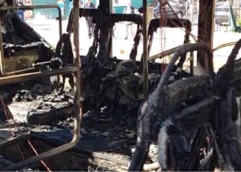 Përfshihet nga flakët një autobus në Durrës