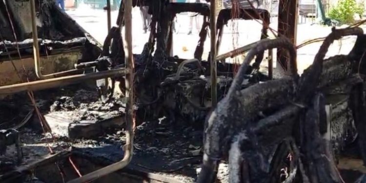 Përfshihet nga flakët një autobus në Durrës