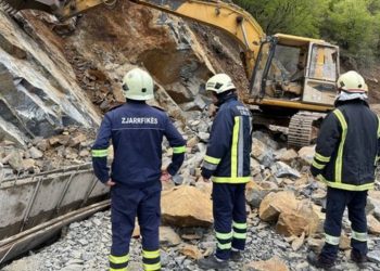 Dalin pamjet nga tragjedia në Gramsh! Dy të rinjtë ishin duke punuar kur i zuri poshtë masivi i dheut që u shemb