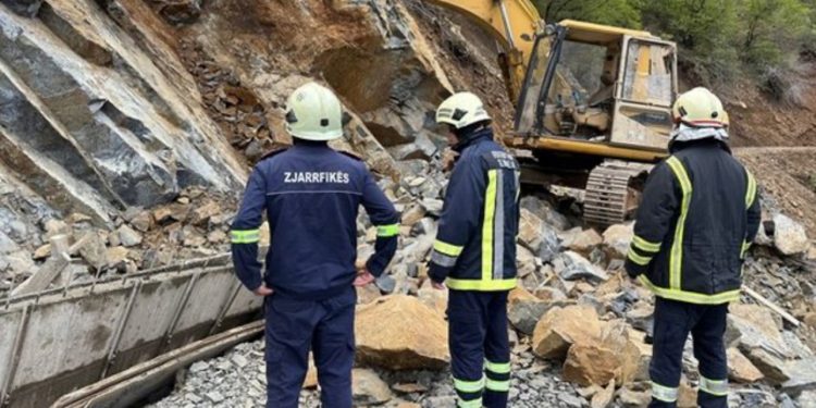 Dalin pamjet nga tragjedia në Gramsh! Dy të rinjtë ishin duke punuar kur i zuri poshtë masivi i dheut që u shemb