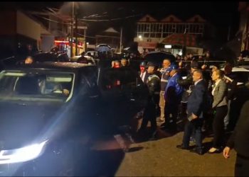 VIDEO/ Dyshimet për tentativa blerje vote në Maqellarë, dalin PAMJET nga mometi i kontrollit të automjetit të eksponentit të PS-së
