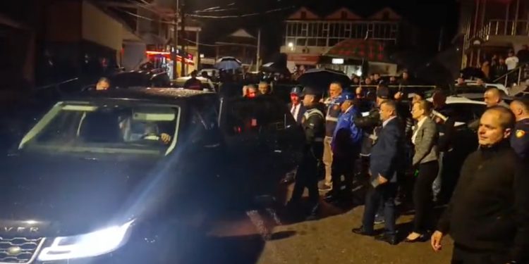 VIDEO/ Dyshimet për tentativa blerje vote në Maqellarë, dalin PAMJET nga mometi i kontrollit të automjetit të eksponentit të PS-së