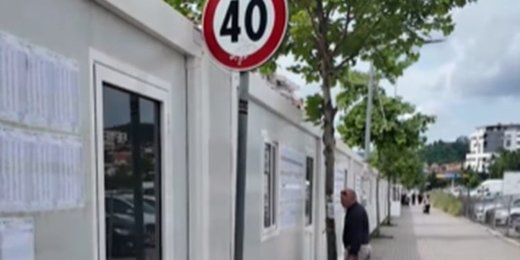 Asnjë shkollë për rreth 70 mijë banorë në Astir, qytetarët do të votojnë në kontejnerë për zgjedhjet e 11 majit