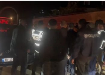 ‘Plas’ në Dibër/ Dyshohet se transportonte para dhe tollona nafte për blerje votash, mbështetësit e PD bllokojnë makinën