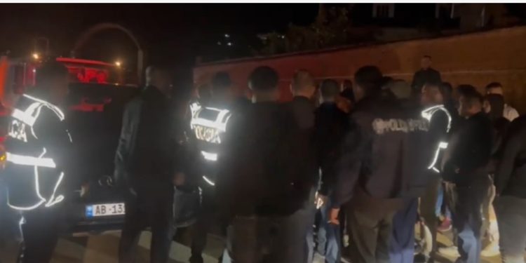 ‘Plas’ në Dibër/ Dyshohet se transportonte para dhe tollona nafte për blerje votash, mbështetësit e PD bllokojnë makinën