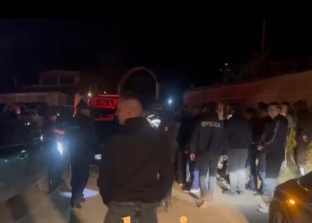 Pretendon se po shpërndante para/ Xhelal Mziu bllokon makinën e kandidatit socialist në hyrje të Peshkopisë, trafik në rrugë 