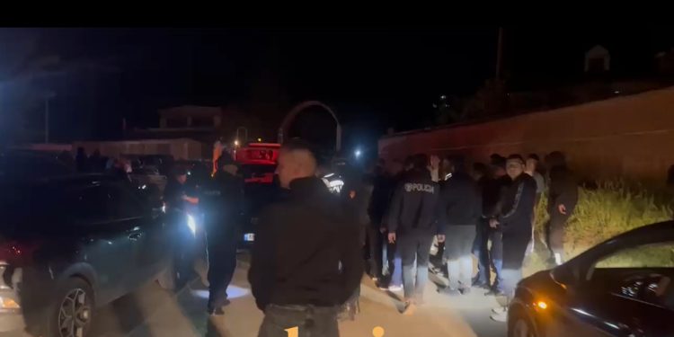 Pretendon se po shpërndante para/ Xhelal Mziu bllokon makinën e kandidatit socialist në hyrje të Peshkopisë, trafik në rrugë