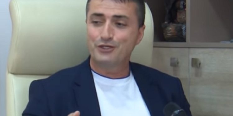 Kryebashkiaku përflitet për një video erotike me një punëtore të administratës