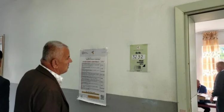 Qendra e votimit në Berat pa drita, nuk nis procesi i votimit