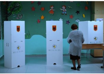Nis me vonesë procesi i votimit në një QV në Vlorë, 2 komisionerë largohen për arsye familjare 