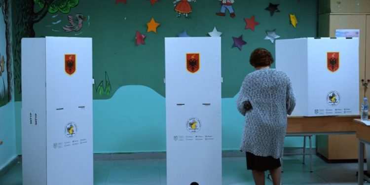 Nis me vonesë procesi i votimit në një QV në Vlorë, 2 komisionerë largohen për arsye familjare 