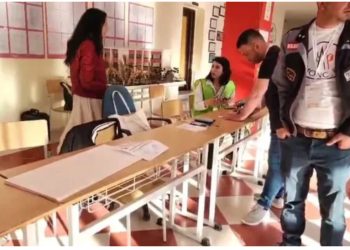 Probleme në qendrën e votimit në Lushnje, sekretari i PD nuk ulet në tavolinë: S’po respektohet renditja!