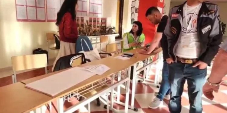 Probleme në qendrën e votimit në Lushnje, sekretari i PD nuk ulet në tavolinë: S’po respektohet renditja!