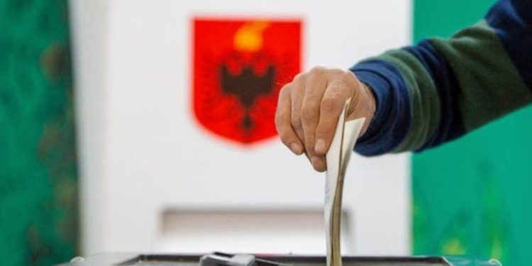 Shqipëria vendos sot për parlamentin e ri, qytetarët u drejtohen kutive të votimit