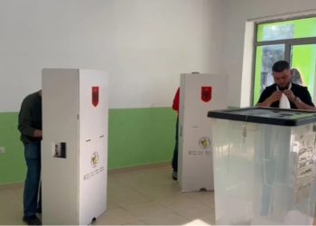 Ndodh në Fushë-Krujë, qytetari kërkon të votojë dhe për bashkëshorten e tij