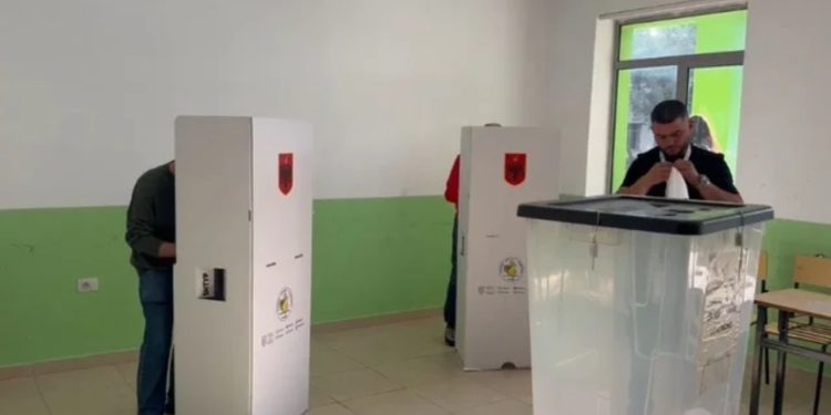 Ndodh në Fushë-Krujë, qytetari kërkon të votojë dhe për bashkëshorten e tij