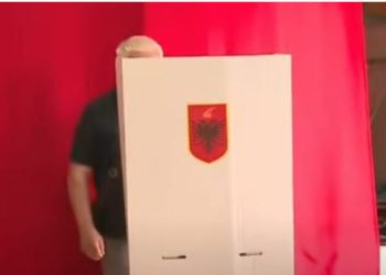 “Kam probleme me shikimin!” Qytetari në Tiranë kërkon ndihmë për të votuar, Komisioni: Nuk është në kompetencën tonë