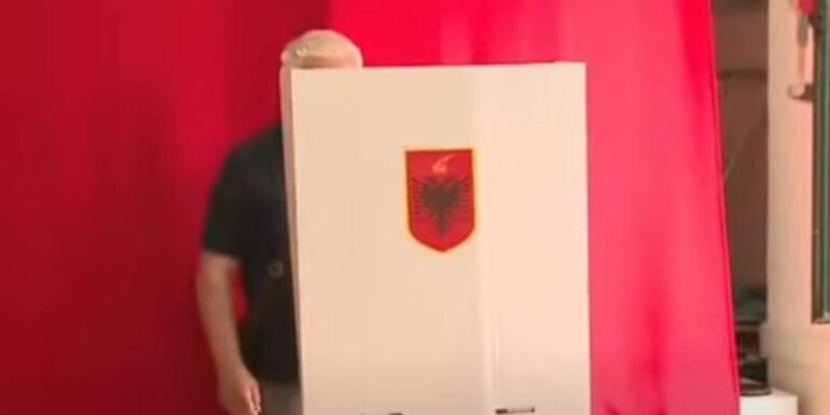 “Kam probleme me shikimin!” Qytetari në Tiranë kërkon ndihmë për të votuar, Komisioni: Nuk është në kompetencën tonë
