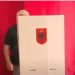 “Kam probleme me shikimin!” Qytetari në Tiranë kërkon ndihmë për të votuar, Komisioni: Nuk është në kompetencën tonë